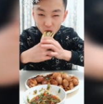 小姐姐声控生吃八爪鱼,小姐姐挑战生吃八爪鱼，味蕾冒险之旅